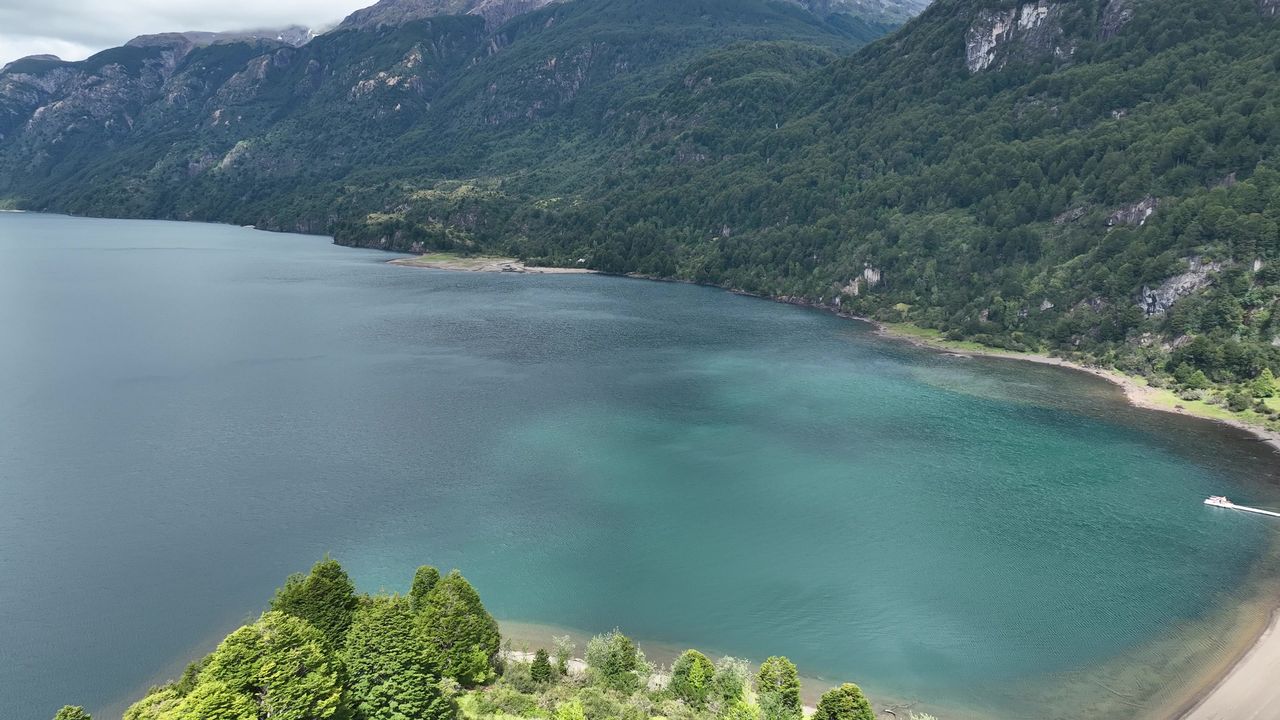 Bahía de aguas turquesas en el Lago Caro