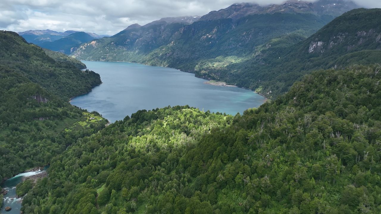 El Lago Caro visto desde el aire, con la cordillera al fondo