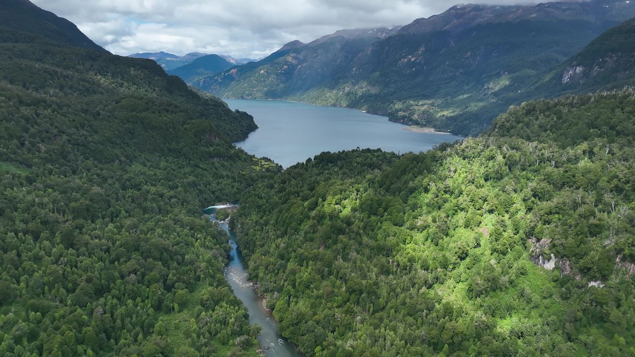 El lago visto desde la entrada del valle