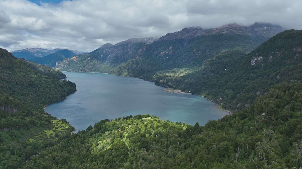 El lago rodeado de cordillera